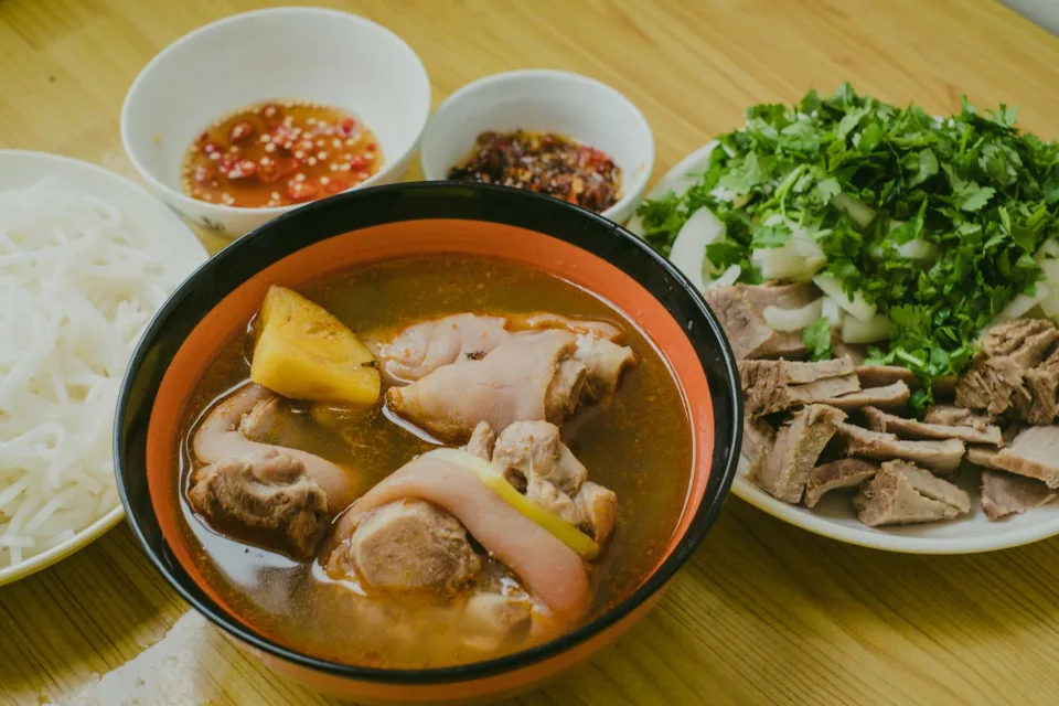 Bàn ăn tại Trần Thị Liên